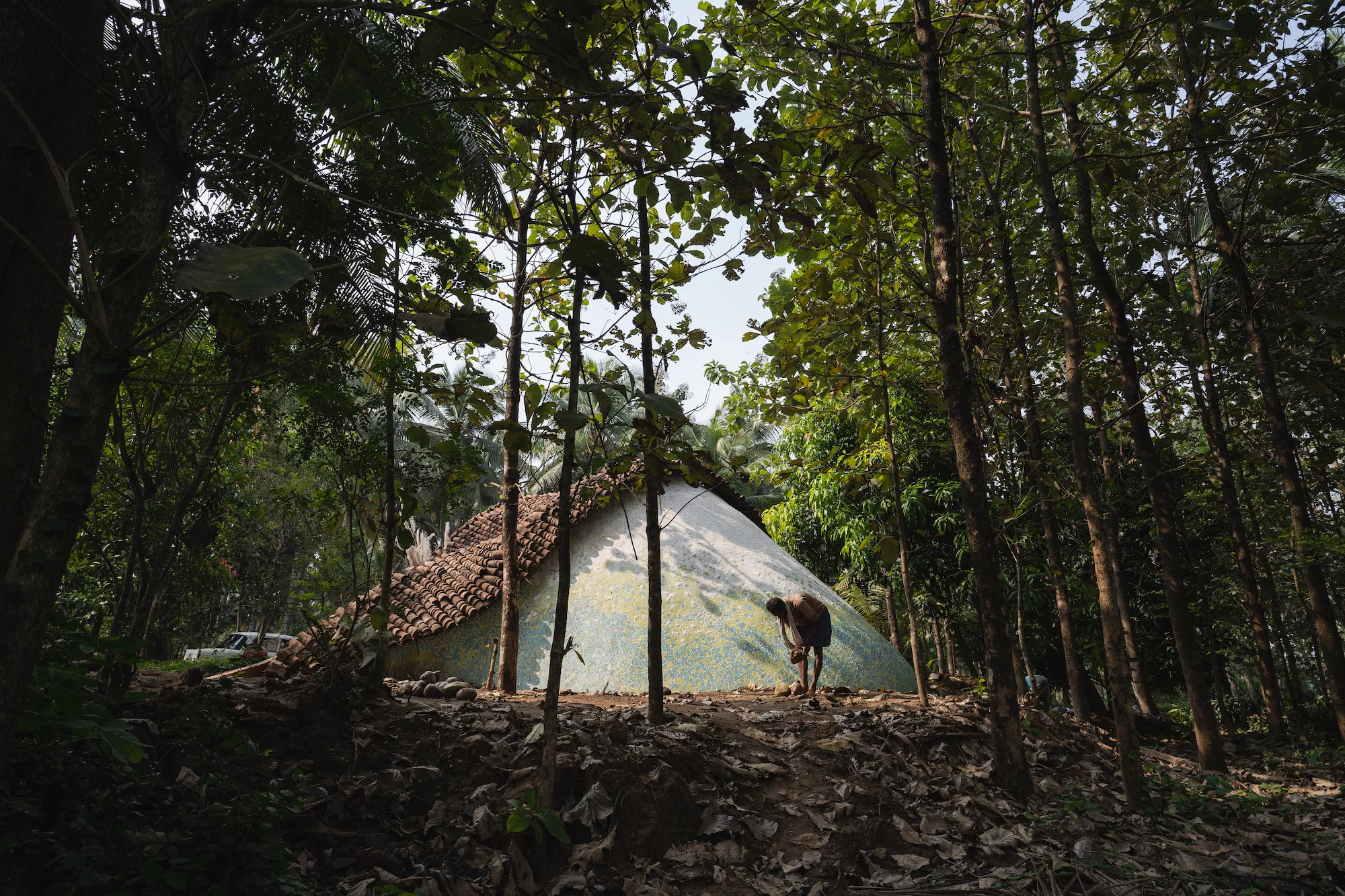 The Wendy House is nestled into a forested area of India, on a large plot measuring 8 acres (roughly 3 hectares)