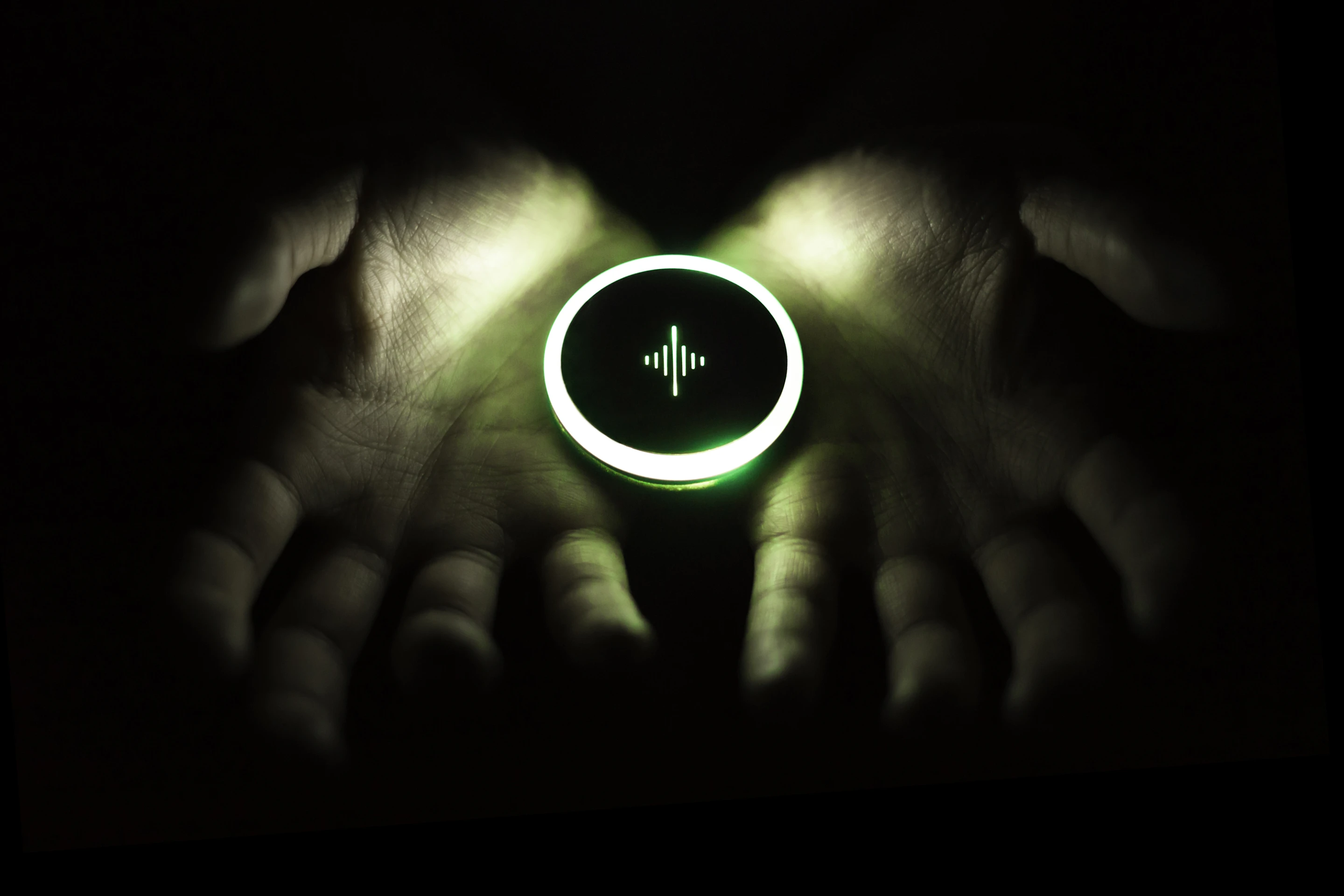 Tapping the face of the Soundbrenner Pulse is another way to set the beat