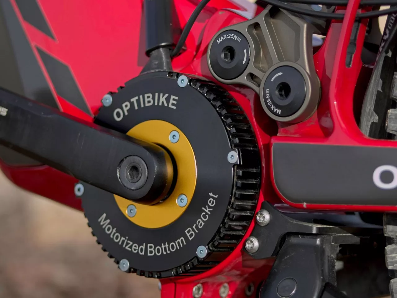 The Riot's mid-drive motor offers 750 watts of continuous power for 190 Nm of torque and pedal-assist over five tuned levels to 20 mph