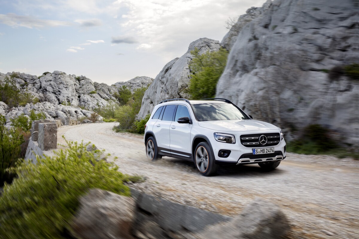 Review 2020 Mercedes Benz Glb Isn T Compact In Size Or Luxury