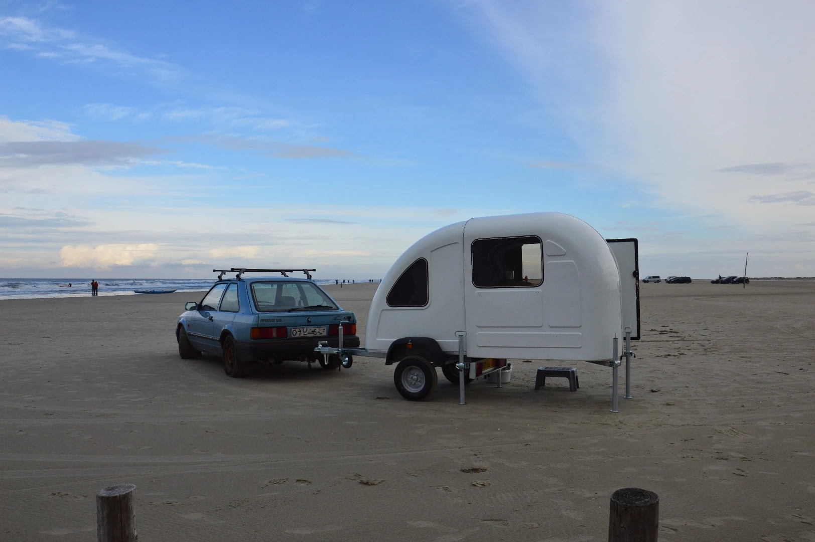 Thanks to its light weight of just 200 kg (440 lb), even older and classic cars should have no issue towing this thing