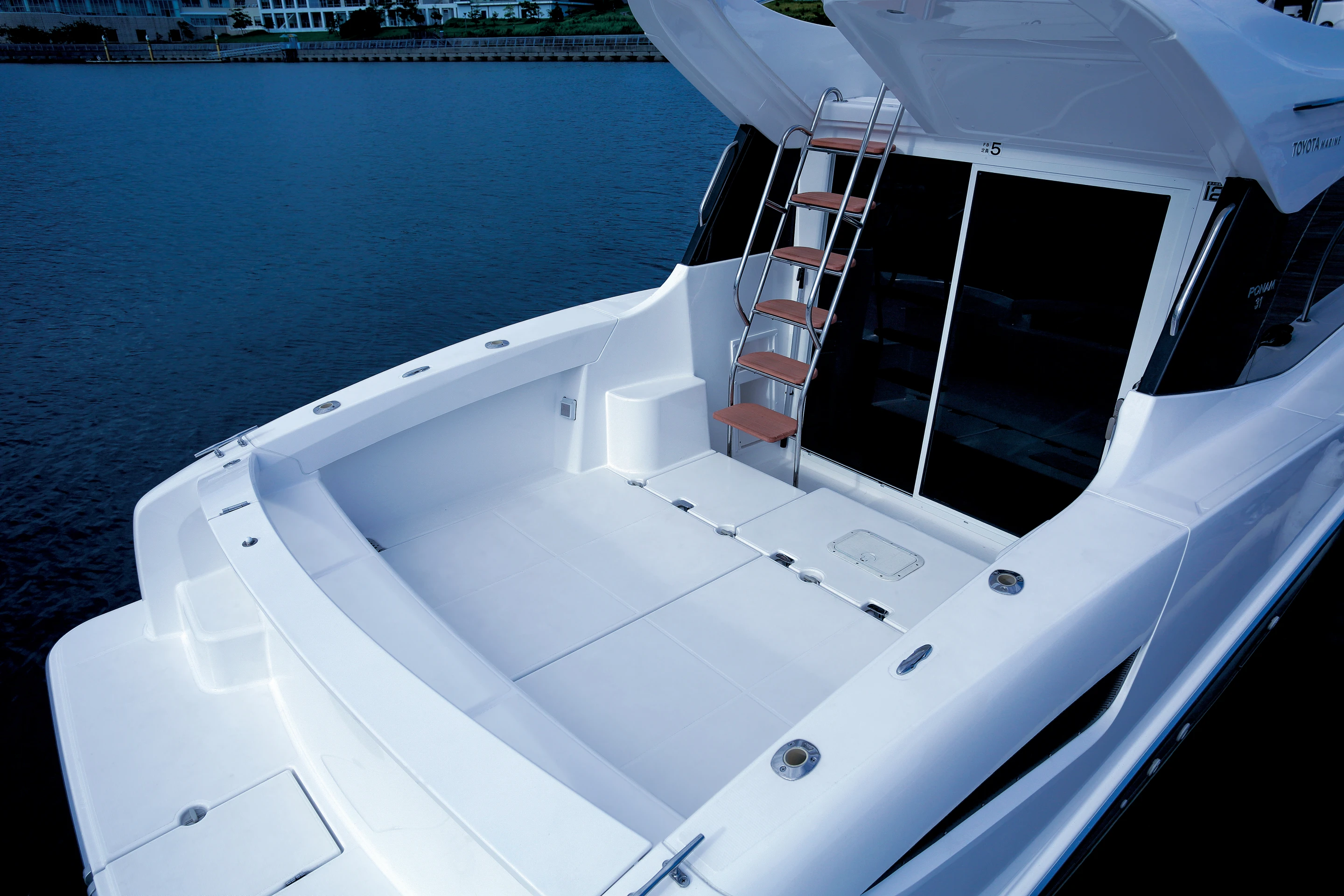 The Ponam-31 has fore and aft decks and a flybridge