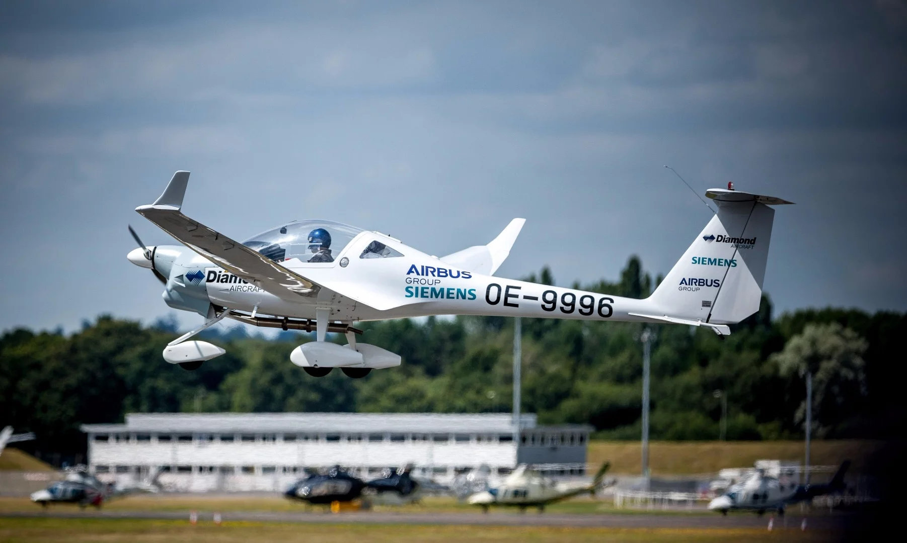 Developed by EADS in collaboration with Siemens and Diamond Aircraft, the DA36 E-Star was the world's first series-hybrid electric aircraft. It was based on the Diamond HK36 Super Dimona two-seat motor glider and was shown at the 2011 Paris Air Show. The DA-36 E-Star was powered by a 70 kW electric motor, with a small Wankel engine driving a generator as a range-extender.