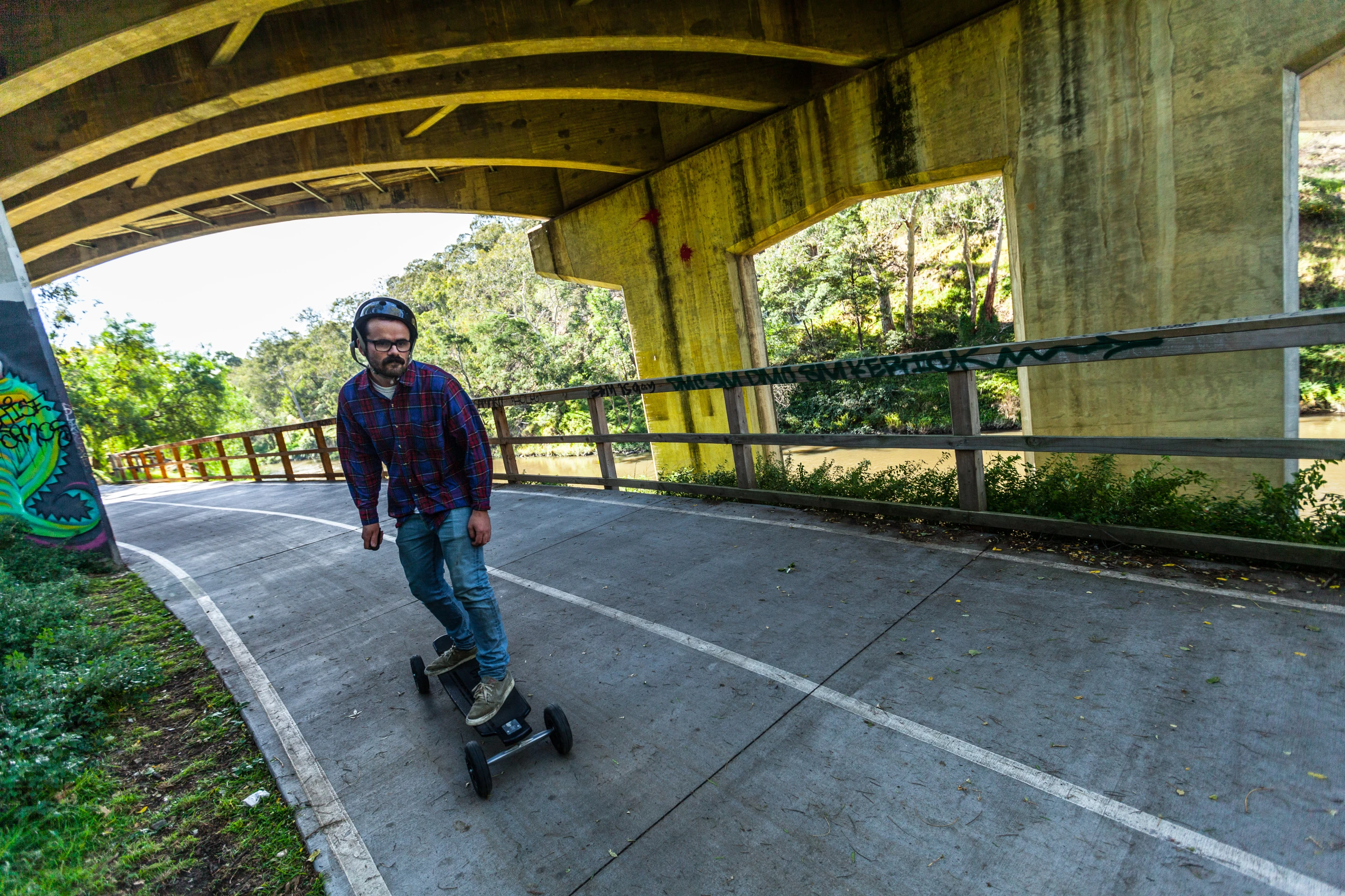 It might be hard to justify the cost if you're looking at the board purely for enjoyment, but the 2 in 1 Carbon Series is a perfectly capable commuter in its own right (Photo Loz Blain/Gizmag.com)
