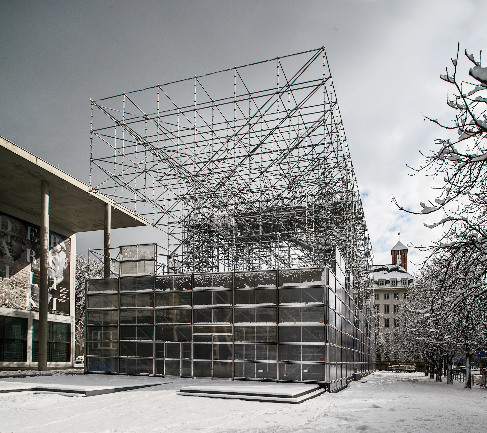 The building is primarily constructed from scaffolding and other reusable parts (Photo: Rainer Viertlböck, 2013 © Fotograf / Pinakothek der Moderne)