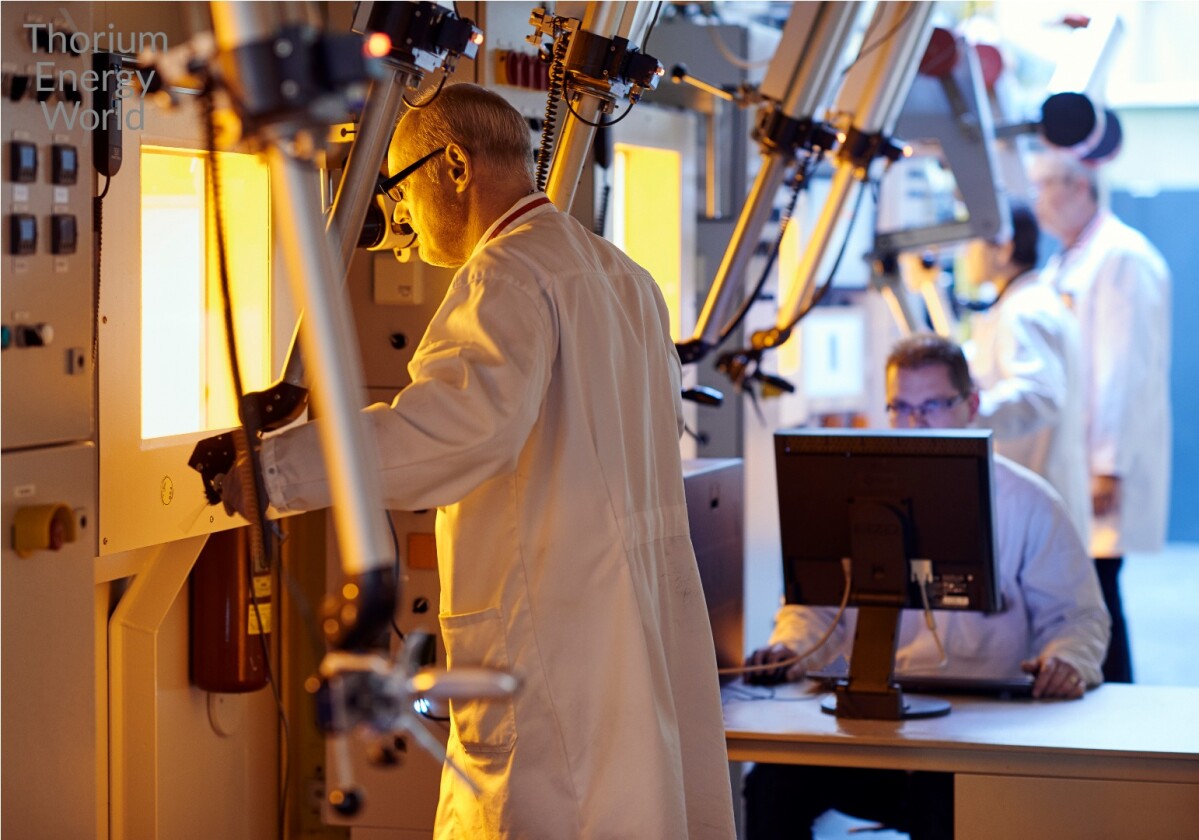 A scientist at NRG is preparing thorium to enter the Petten reactor for tests