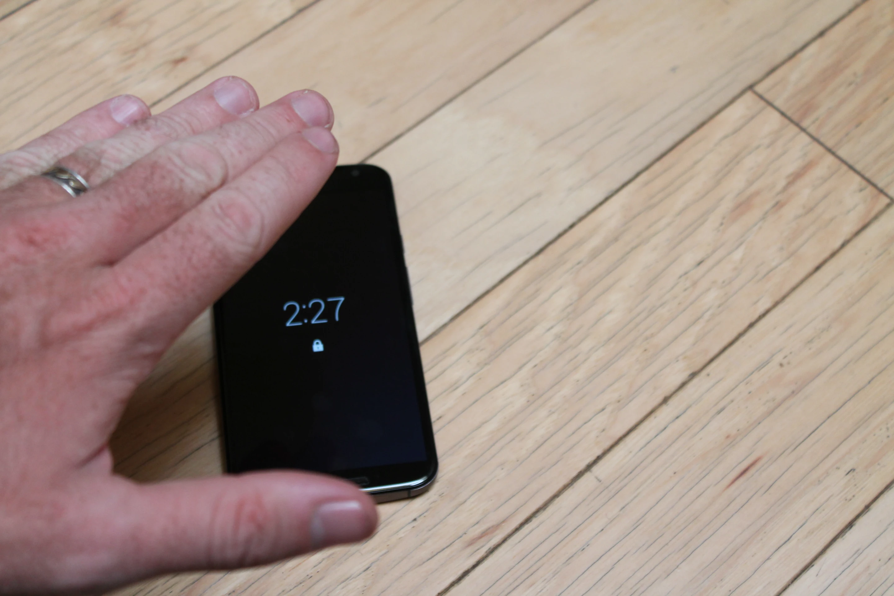Moto Display activates when your hand approaches the device (Photo: Eric Mack/Gizmag.com)