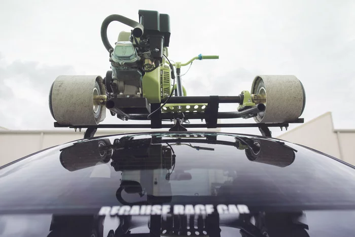 Gas powered, the 6.5 hp motor delivers torque directly to the rear wheels for a top speed of 30 mph (48 km/h)