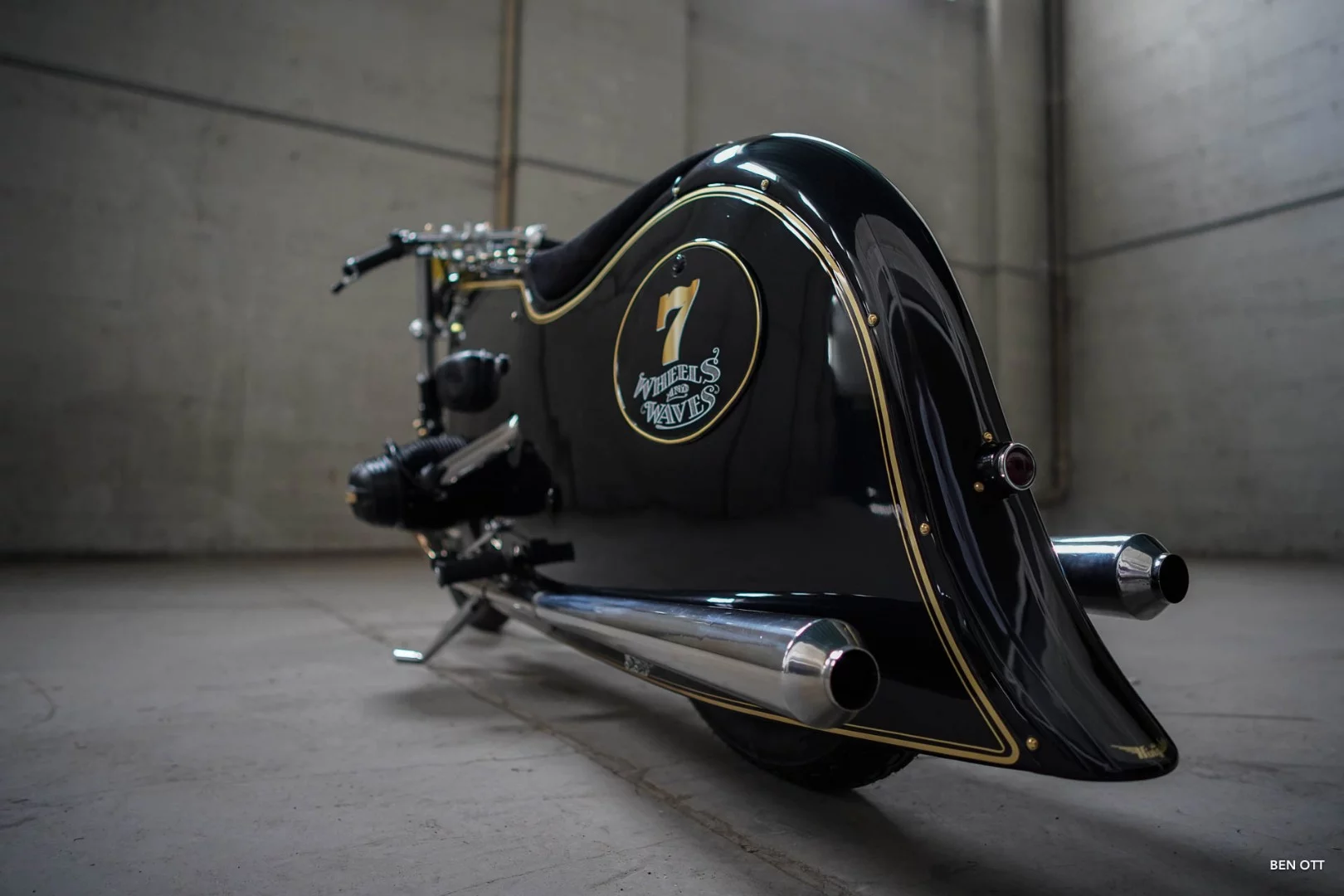 Black Phantom: rear wheel cover recalls the lines of classic cars