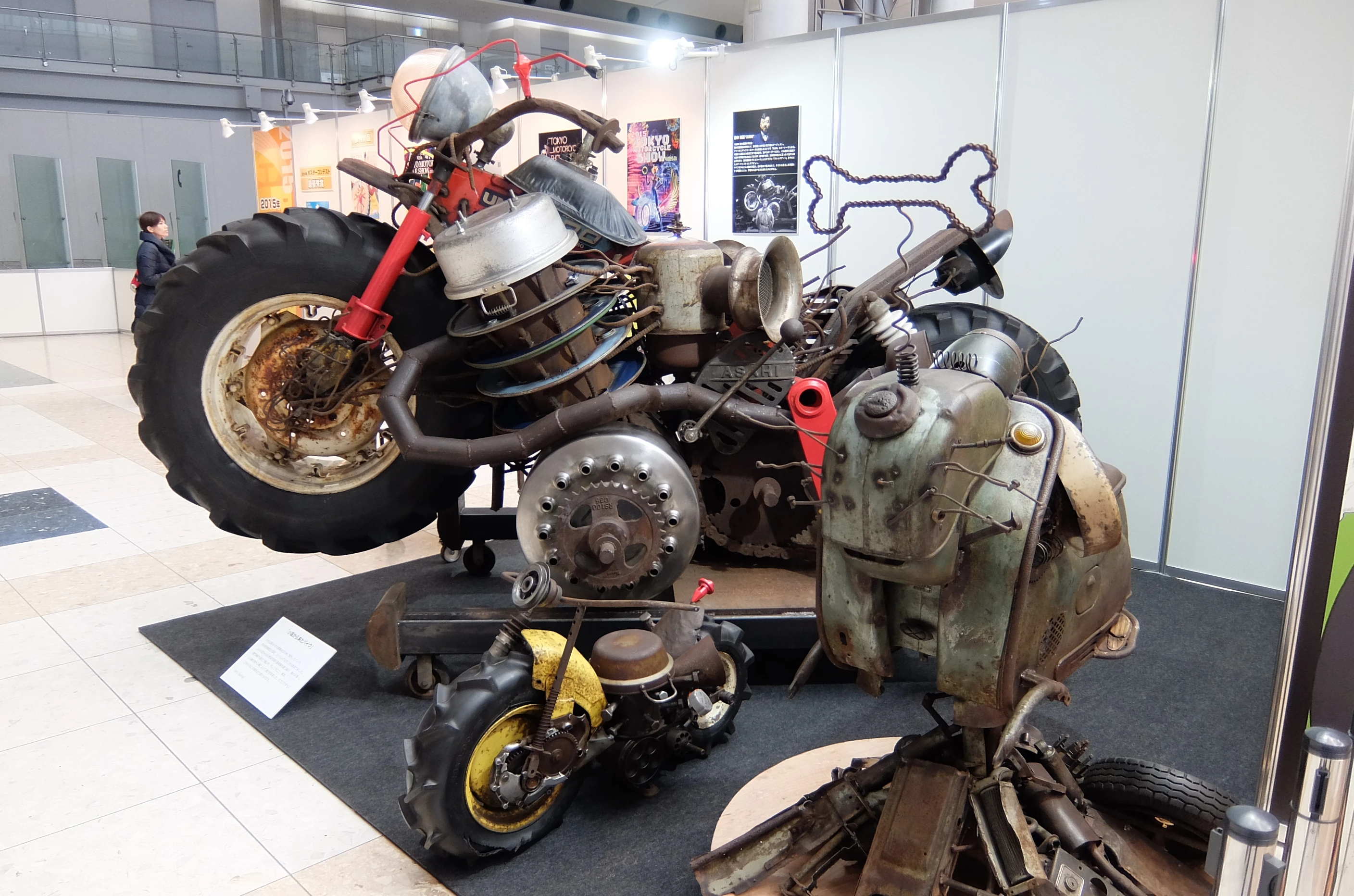 Every attendee to the show was greeted by this amazing creation by Zuun (Photo: Stephen Clemenger/Gizmag.com)