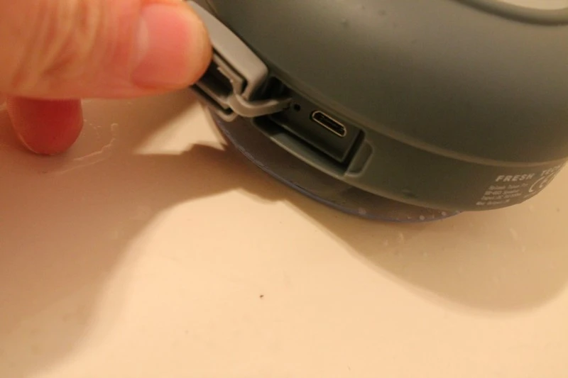 Splash Tunes Pro has a standard micro USB port (Photo: Eric Mack/Gizmag.com)