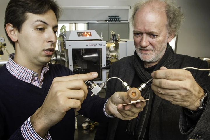 Leander Michels (left) and Prof. Jon Otto Fossum hold a chamber they use to study clay samples (Photo: Per Harald Olsen, NTNU)