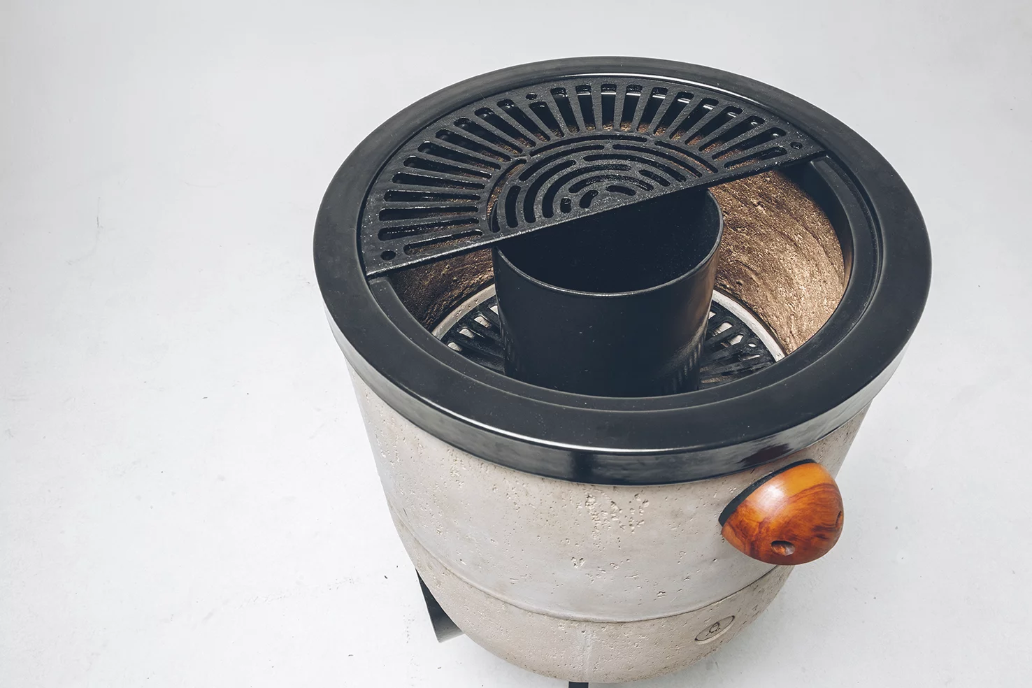 The modularity of the concrete, and the pipe, allow it to add the BBQ use