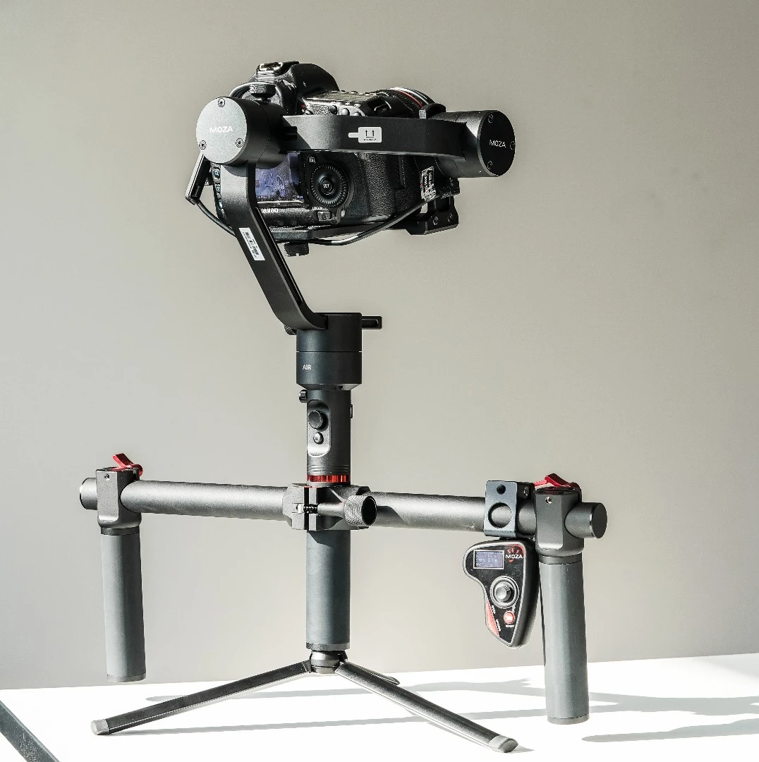 Moza Air: can be mounted on top as shown, or underslung, or facing forward in a flashlight orientation