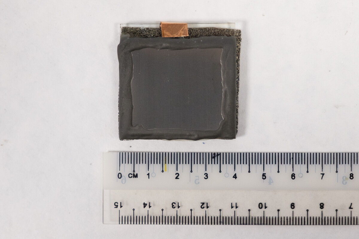 Solar-powered 'leaf' generates hydrogen while purifying seawater