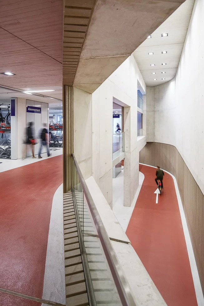 Lanes accommodate fast and fluid entry and exit in both directions