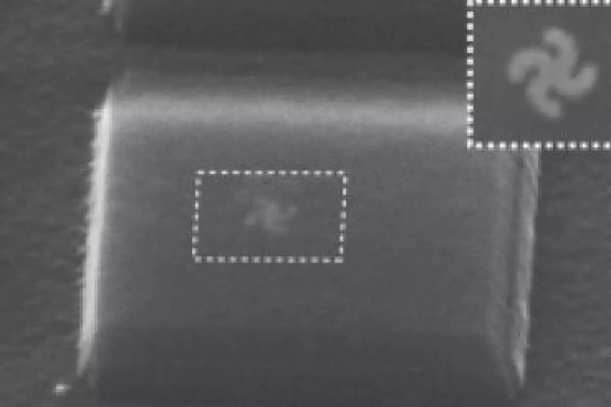 A gold light mill nanomotor embedded in a 300 nanometers-thick square-shaped silica microdisk (Image: Zhang group)