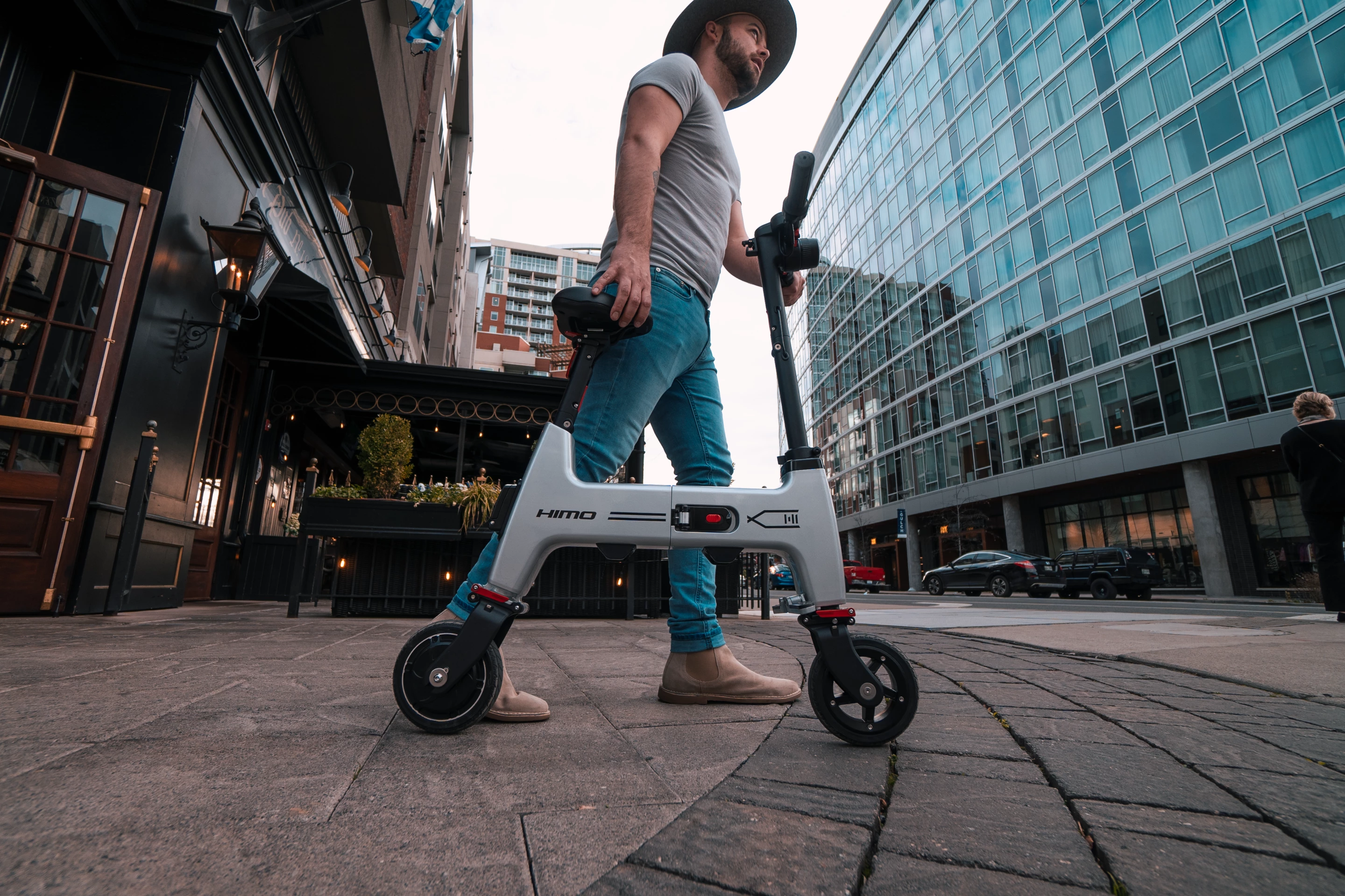 The HiMo H1 weighs around 32 lb and packs down to backpack size