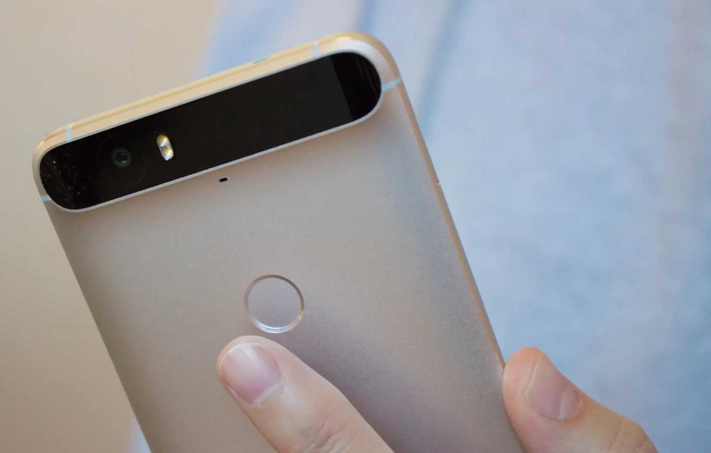 Logging in with the back-facing fingerprint sensor