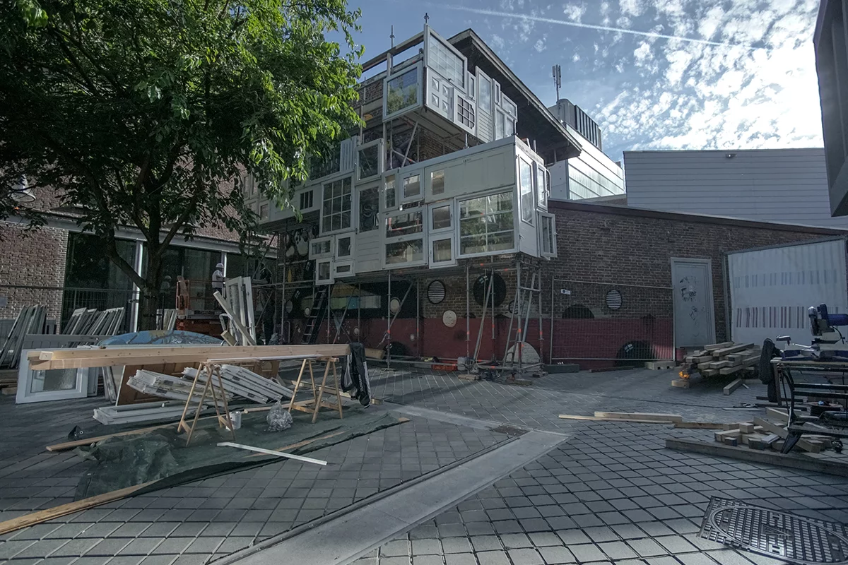 Exterior shot of the Bow-House, taken from street level (Photo: Laurent Clement)