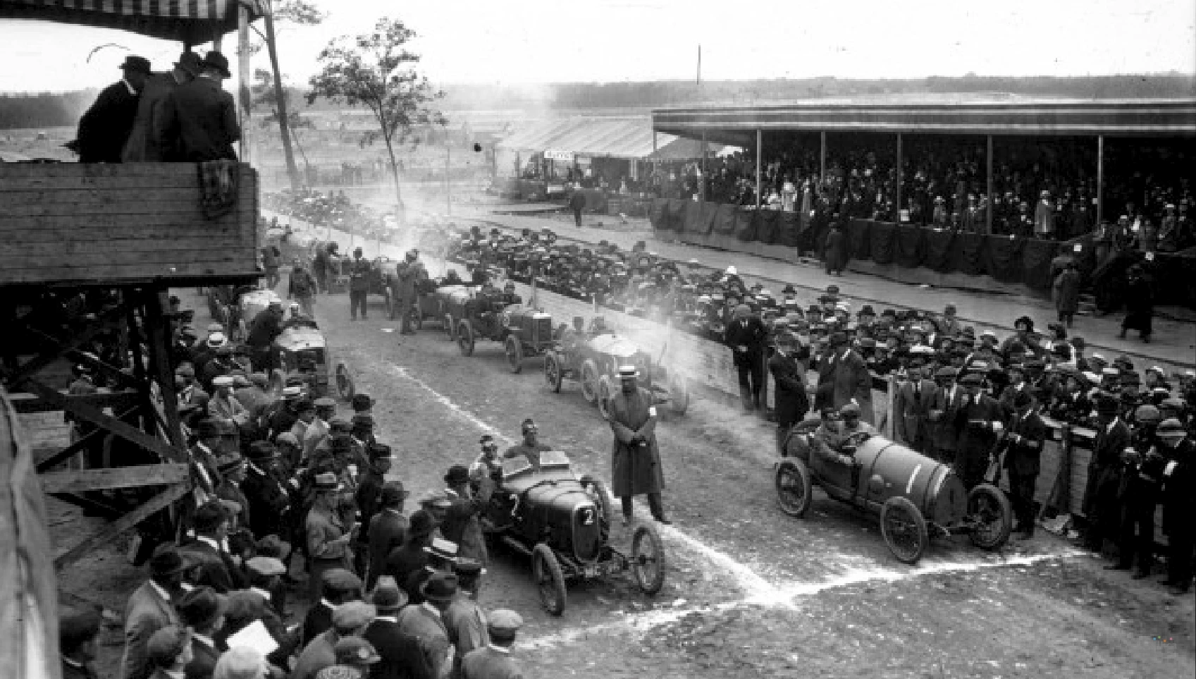 The start of the 1920 "VIII Coupe des Voiturettes" with the Bugatti T13 of Pierre de Vizcaya (#1) at right