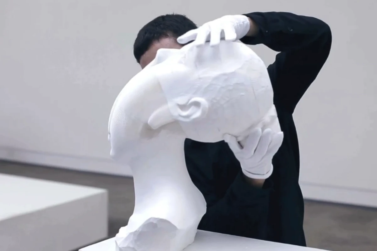 A paper bust with a difference (Image: Dominik Mersch Gallery)