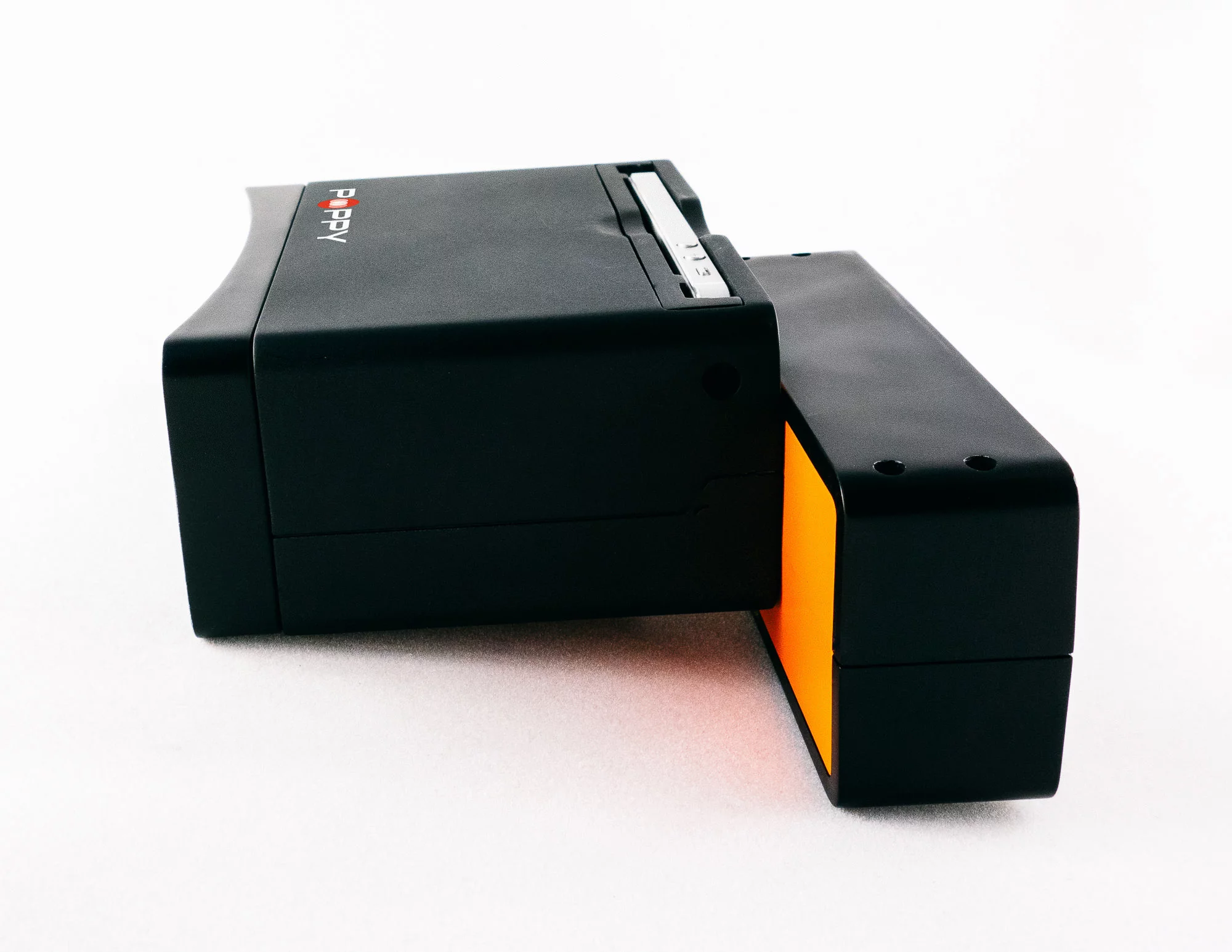 After twisting the end of the Poppy open, a set of precisely-positioned mirrors will align with the device's camera and separate any images it takes for left and right eye viewing