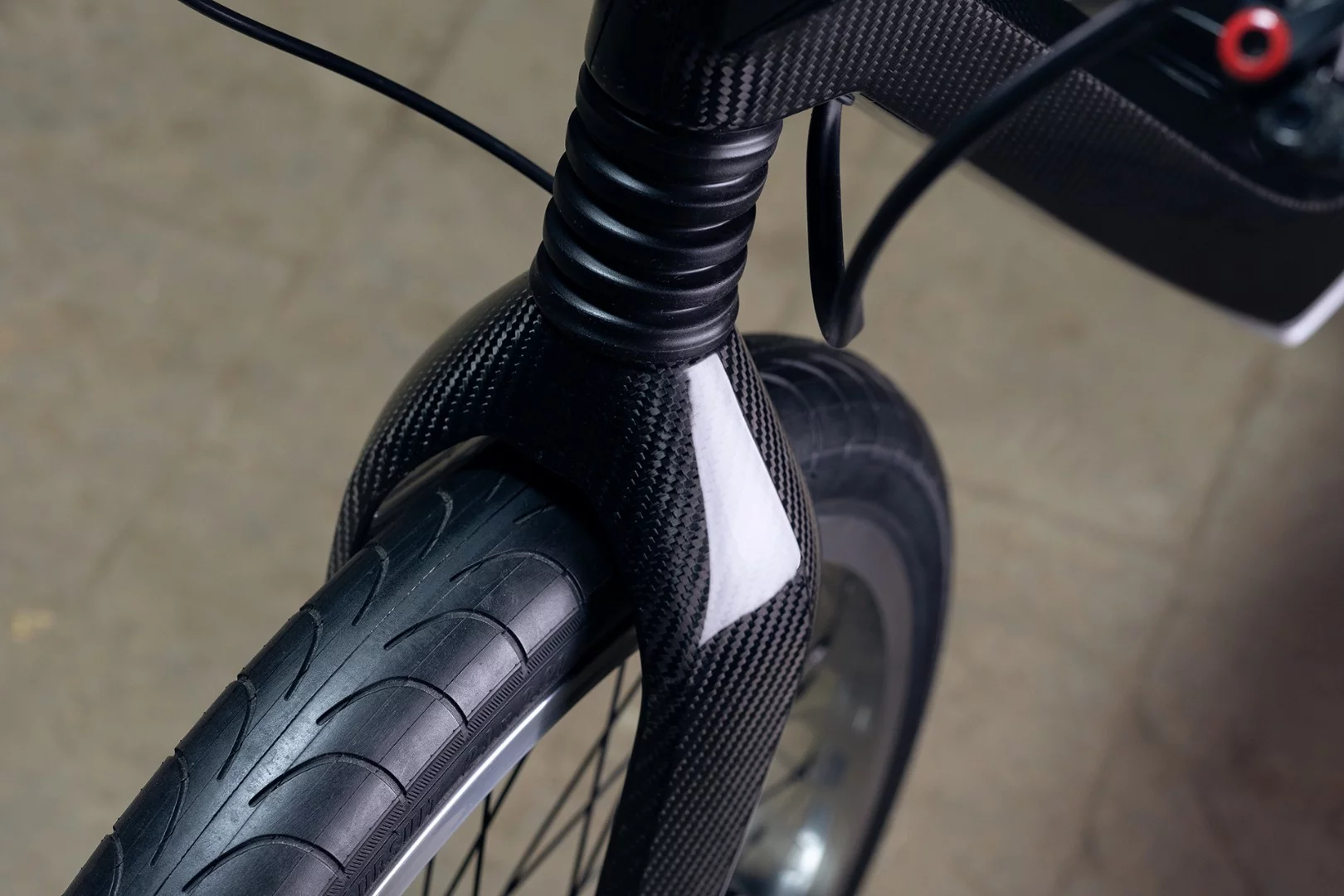 Single post carbon fork splits beneath the suspension