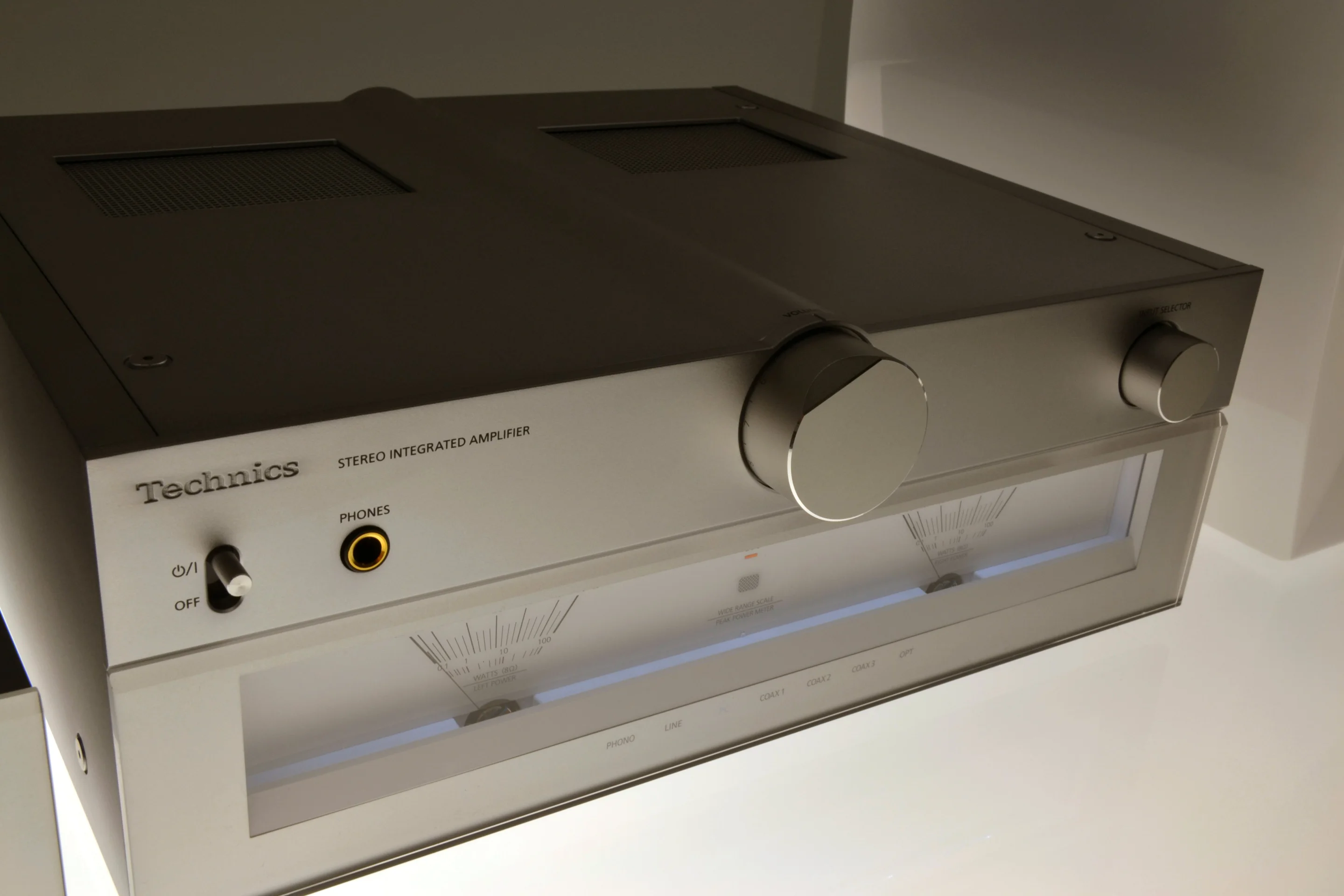 A Technics Premium Class SU-C700 stereo integrated amplifier (Photo: Paul Ridden/Gizmag)