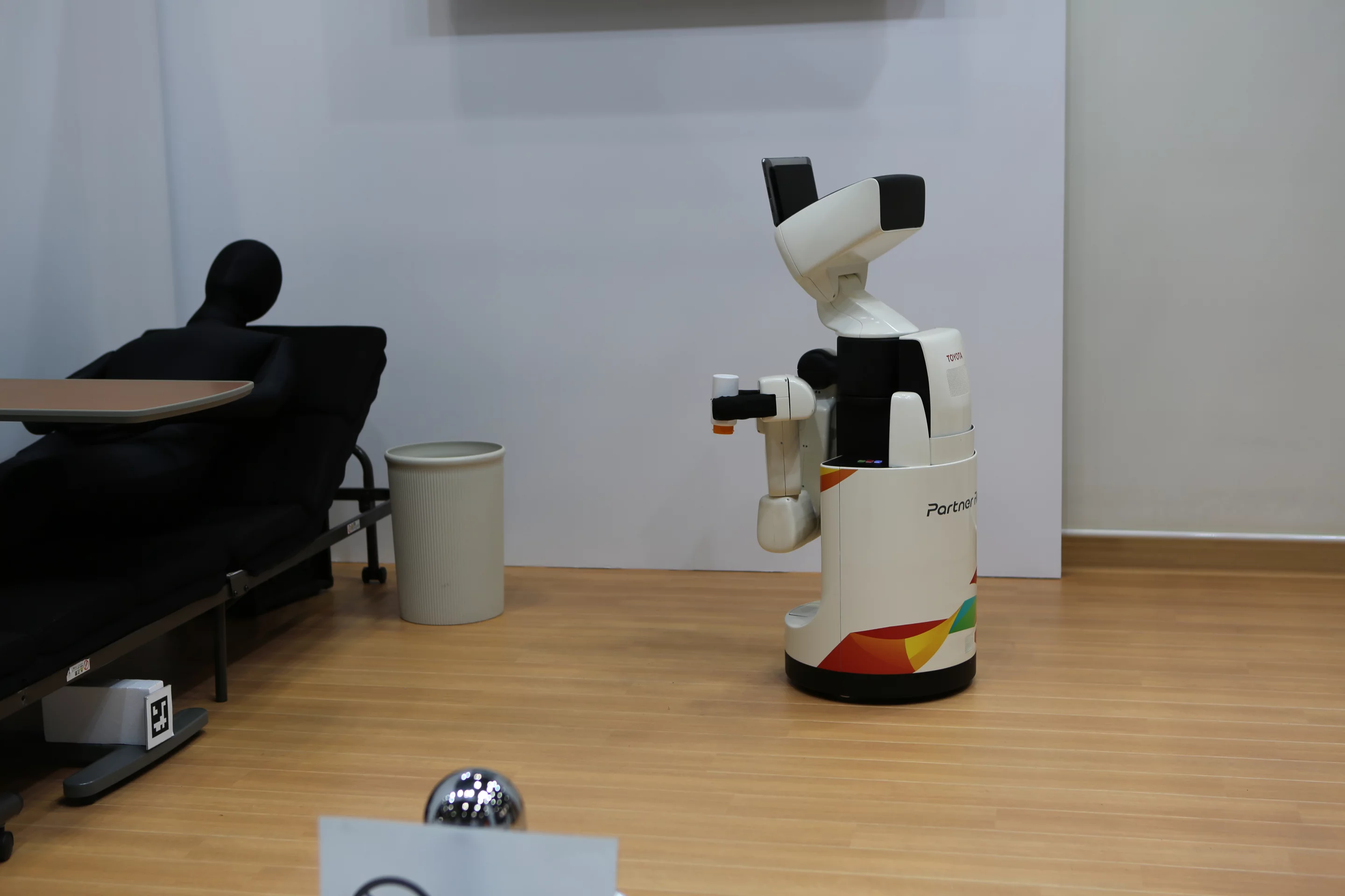 Toyota's Human Support Robot is semi-autonomous, using a 3D sensor to locate objects on its own (Photo: Mike Hanlon, Gizmag)