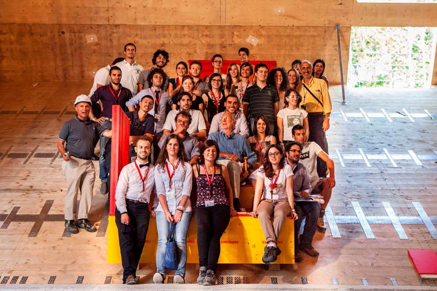 Renzo Piano with a group of students from the Faculty of Engineering of the Eagle in the auditorium (Photo: Marco Caselli Nirmal)