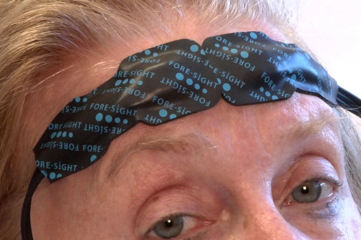 A new device uses light to non-invasively monitor blood oxygenation in the brains of stroke patients