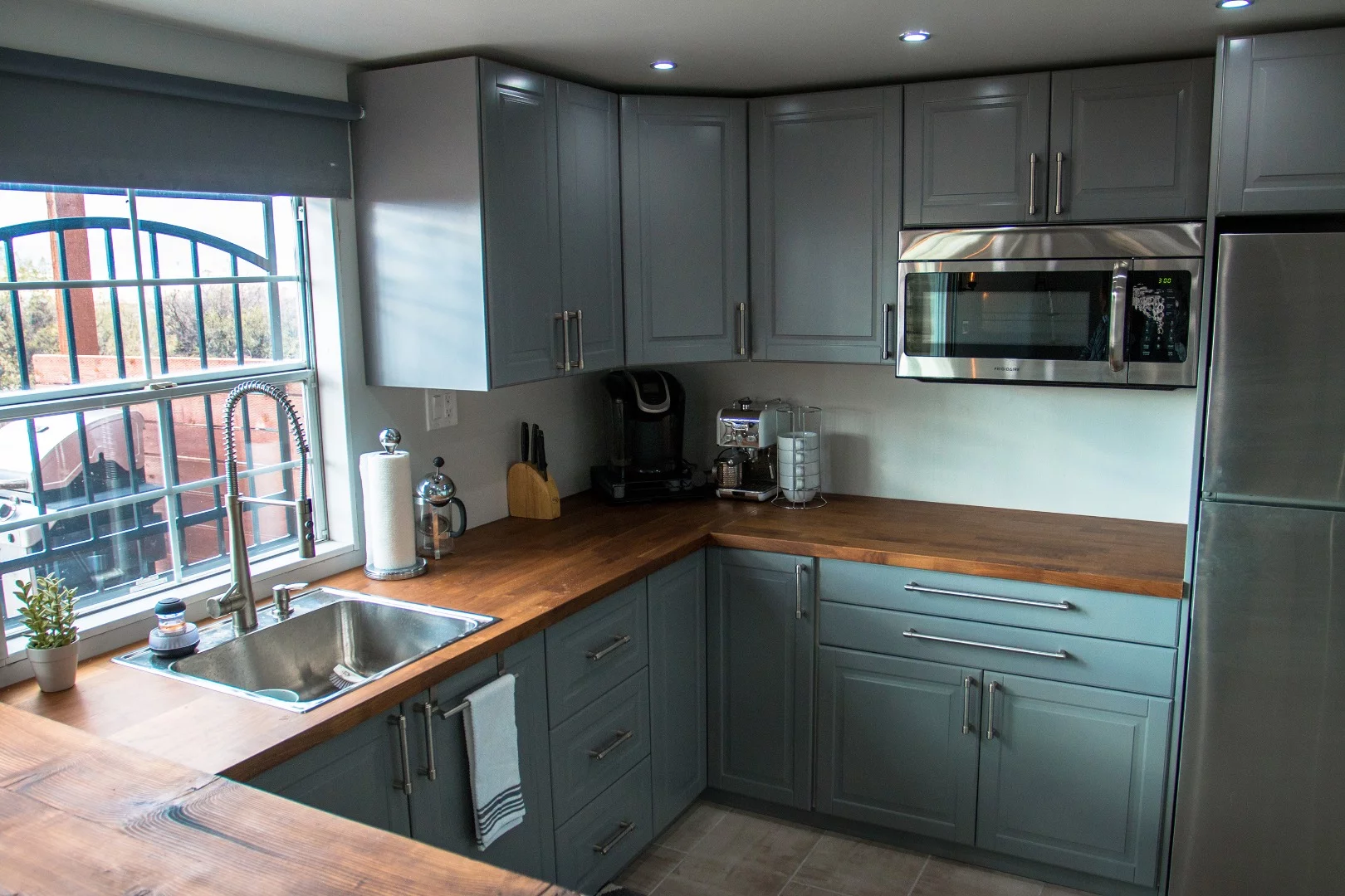 The kitchen boasts everything you'd ever want for full meal prep...cooking it, on the otherhand, is more of an issue, as it lacks an oven or a stove. Outside, however, Chris has a 3 burner barbeque that he grills on frequently.