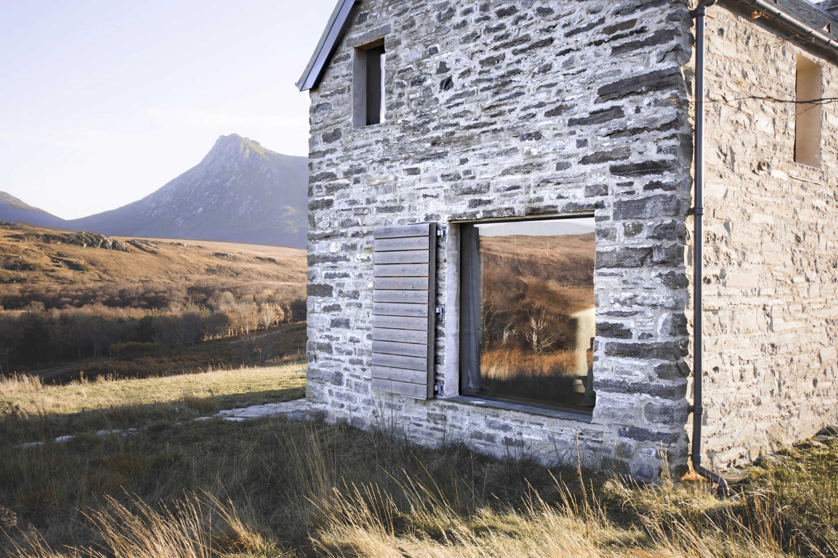 Kyle House is designed by Groves-Raines Architects and is located in Sutherland, Scotland. The project involved transforming a derelict structure into a stunning rural cottage