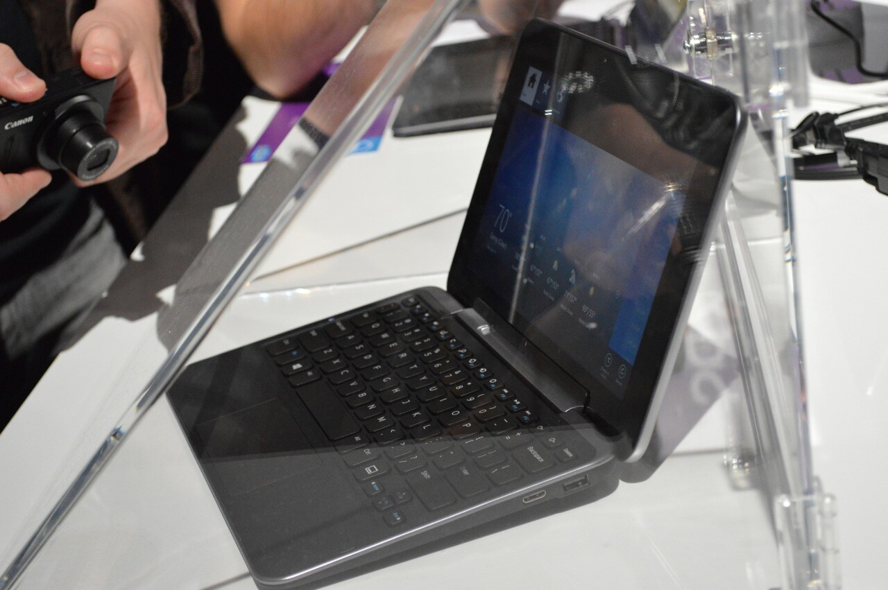 Dell's XPS 10 in its display case