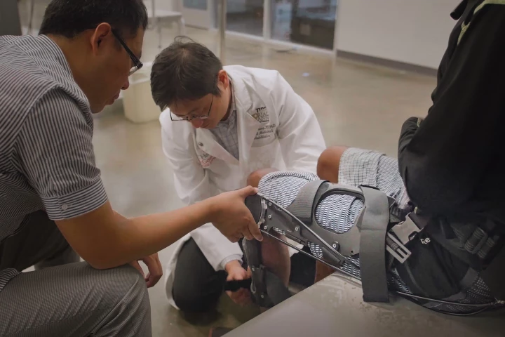 UTHealth’s Shuo-Hsiu (James) Chang, at center, and The City University of New York, City College’s Dr. Hao Su test the device
