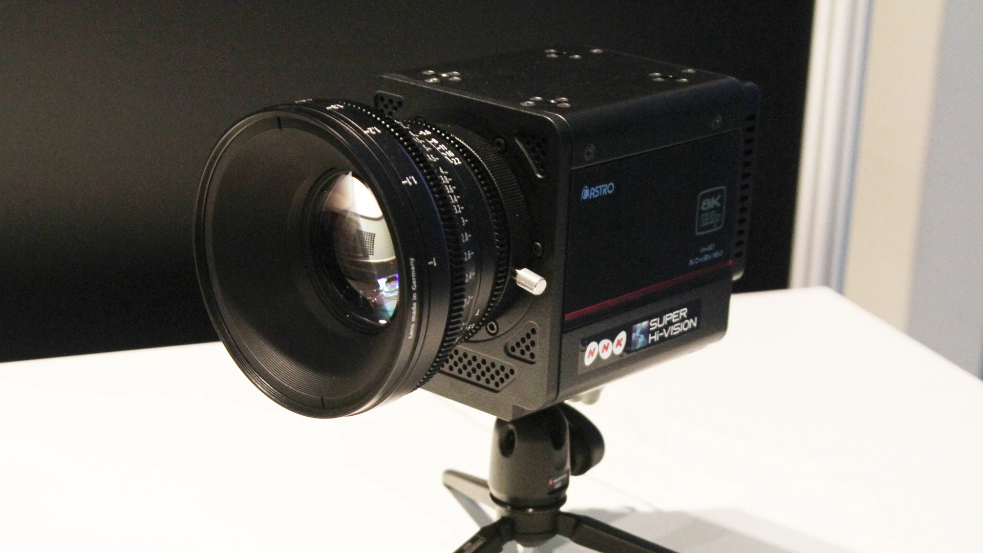 The cube camera head measures 12.5 x 12.5 a 14 cm (WxHxD)