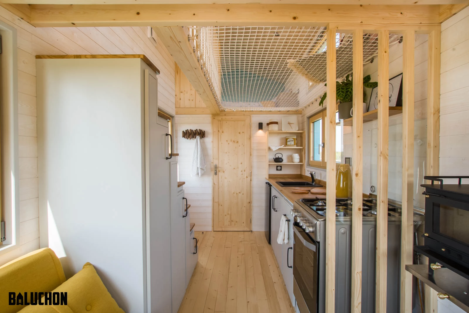 Tiny House Sïana's interior is finished in spruce and oak