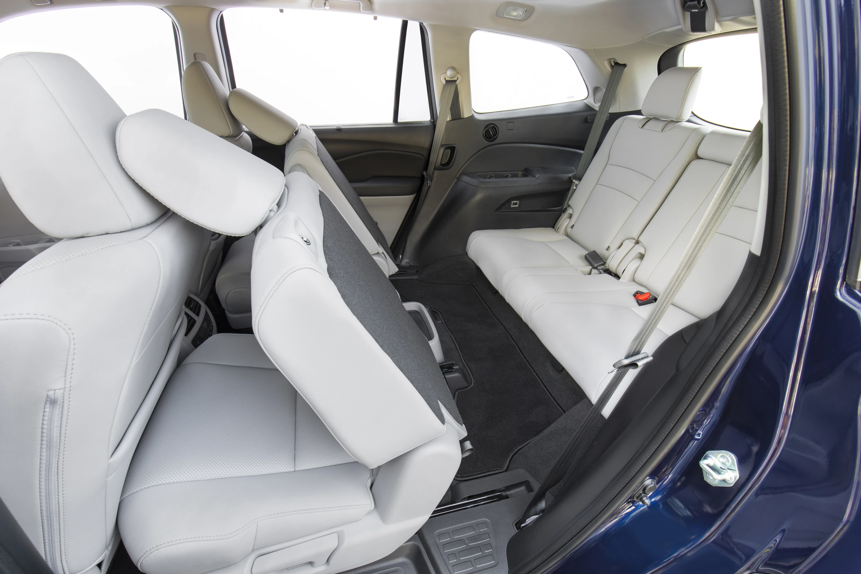 Access to the third row is accomplished with one-lever slide-tilt middle row seating in the 2019 Pilot