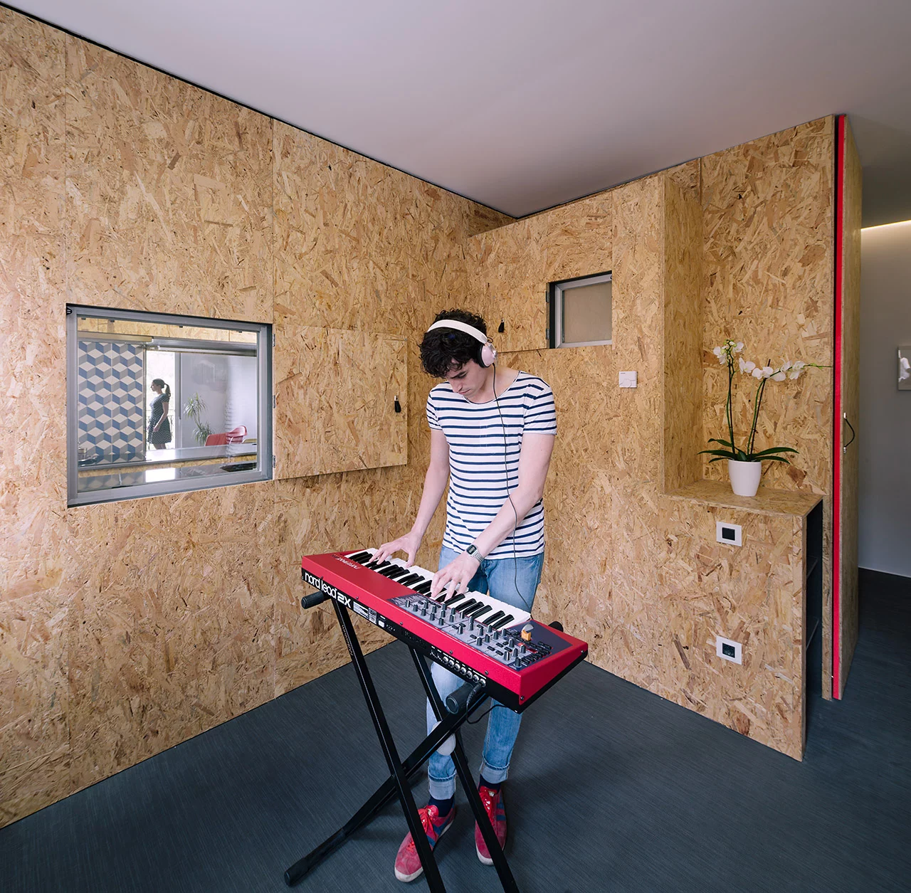 The bachelor pad is now better suited to enable the client to pursue his interests (Photo: Miguel de Guzmán )