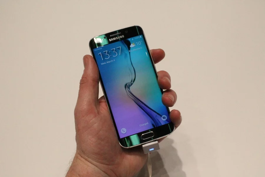 Galaxy S6 edge (Photo: Stu Robarts/Gizmag)