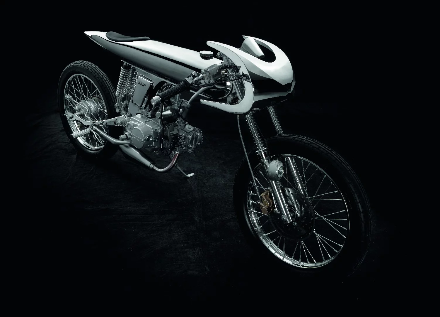 The unibody of the Eve MK II is gas tank, seat and rear cowl all in one