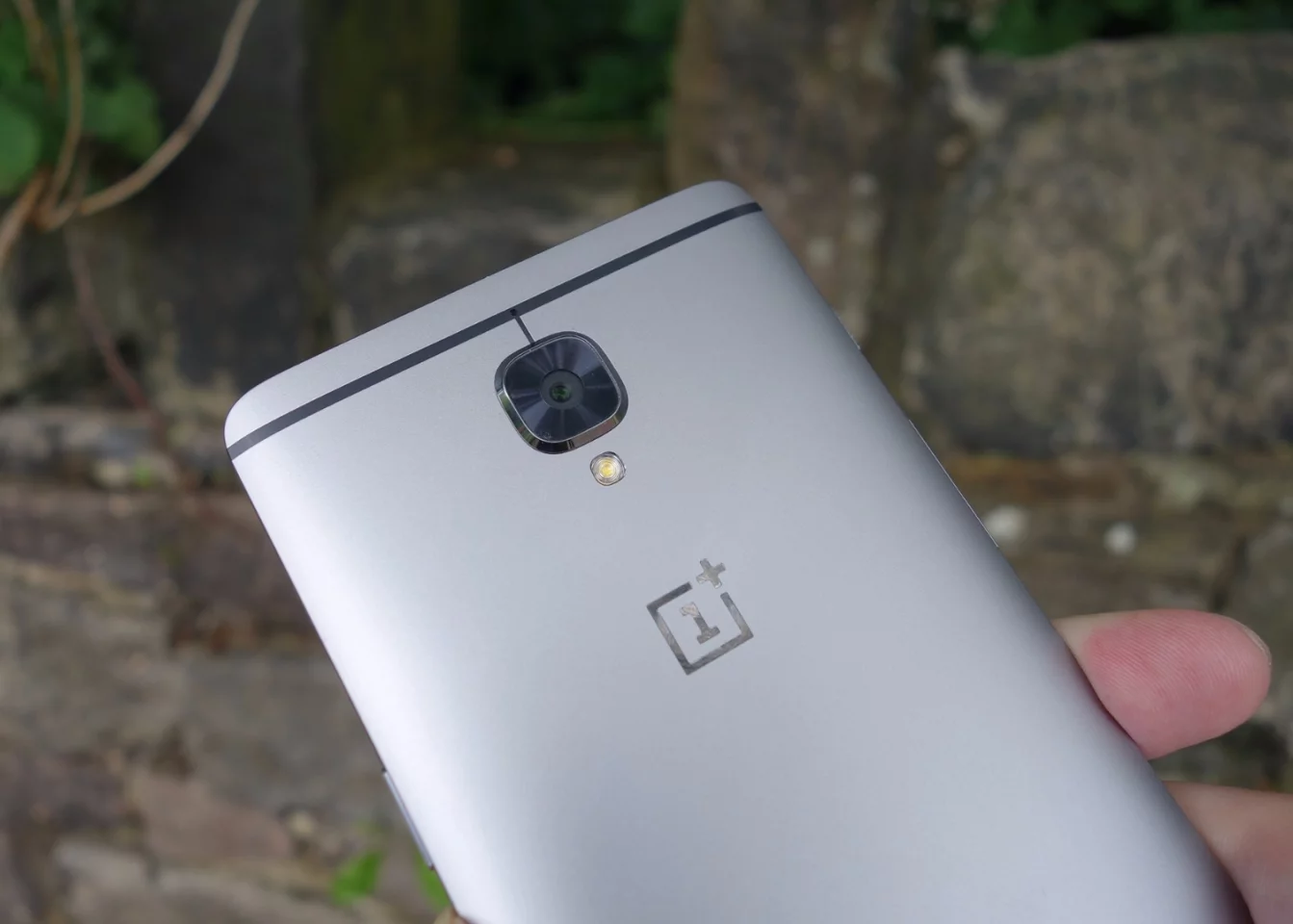 The OnePlus 3 camera performs well in most conditions, although you'll have to deal with a raised housing
