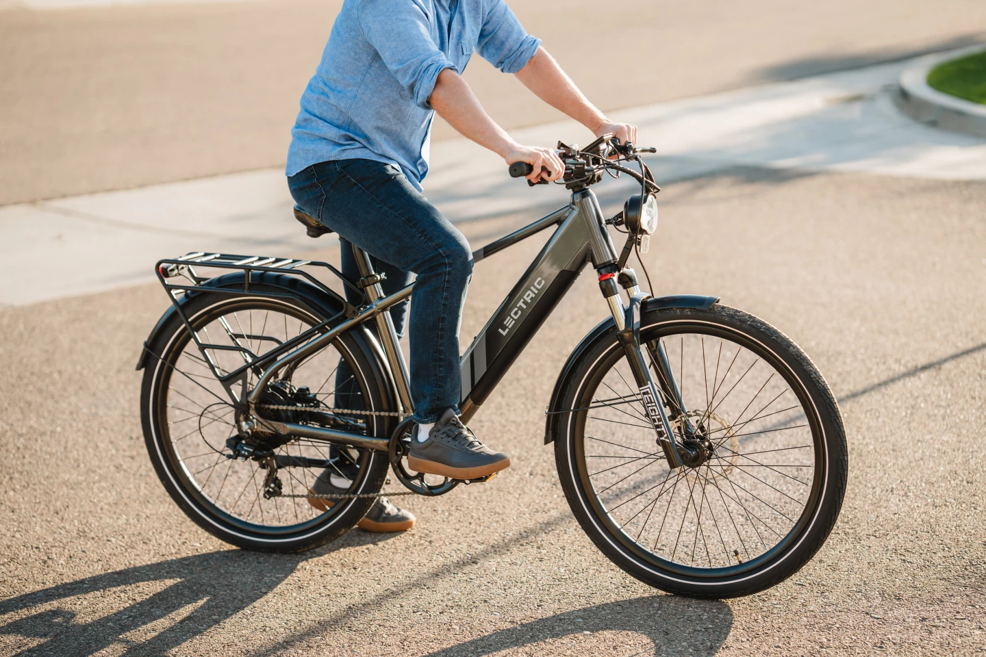 The XPress rolls with 27.5-inch wheels wearing slick city tires, front suspension and seven gears