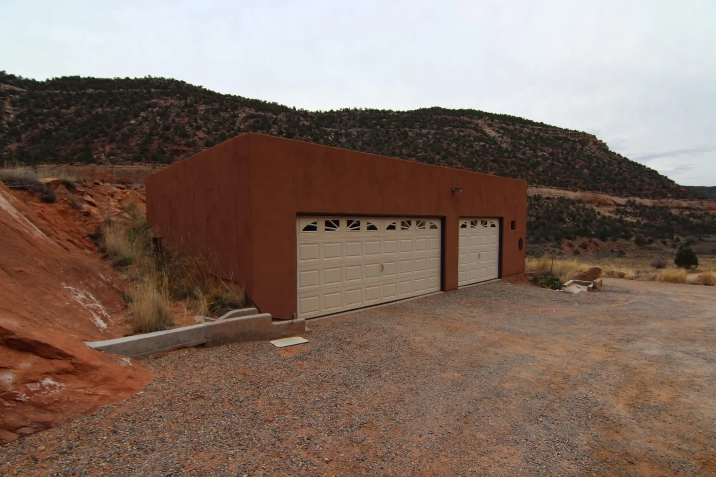 Cliff Haven also has a 900-sq ft (83-sq m) two-car garage