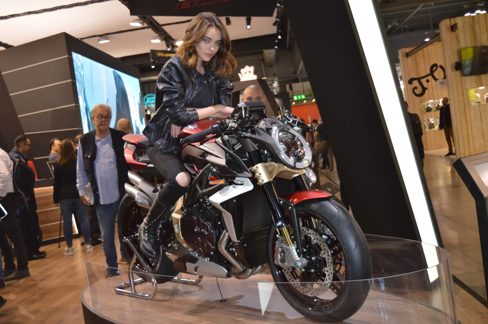 2019 MV Agusta Brutale 1000 Serie Oro. The "Golden Series" stands out with a whooping 208 hp, an insane number for a naked bike