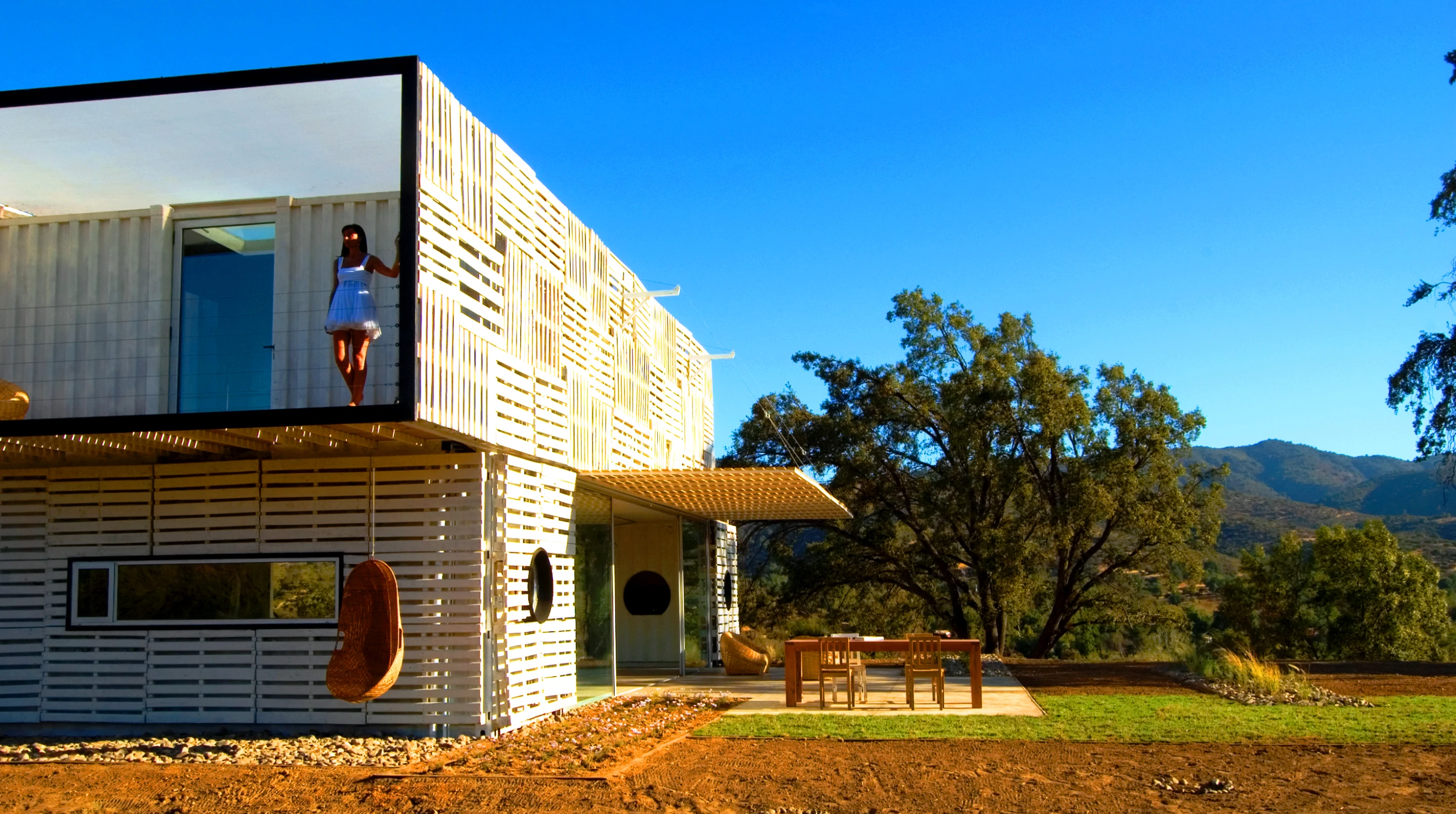 Manifesto House was built in 2009 over a period of 90 days in Curacaví, Chile