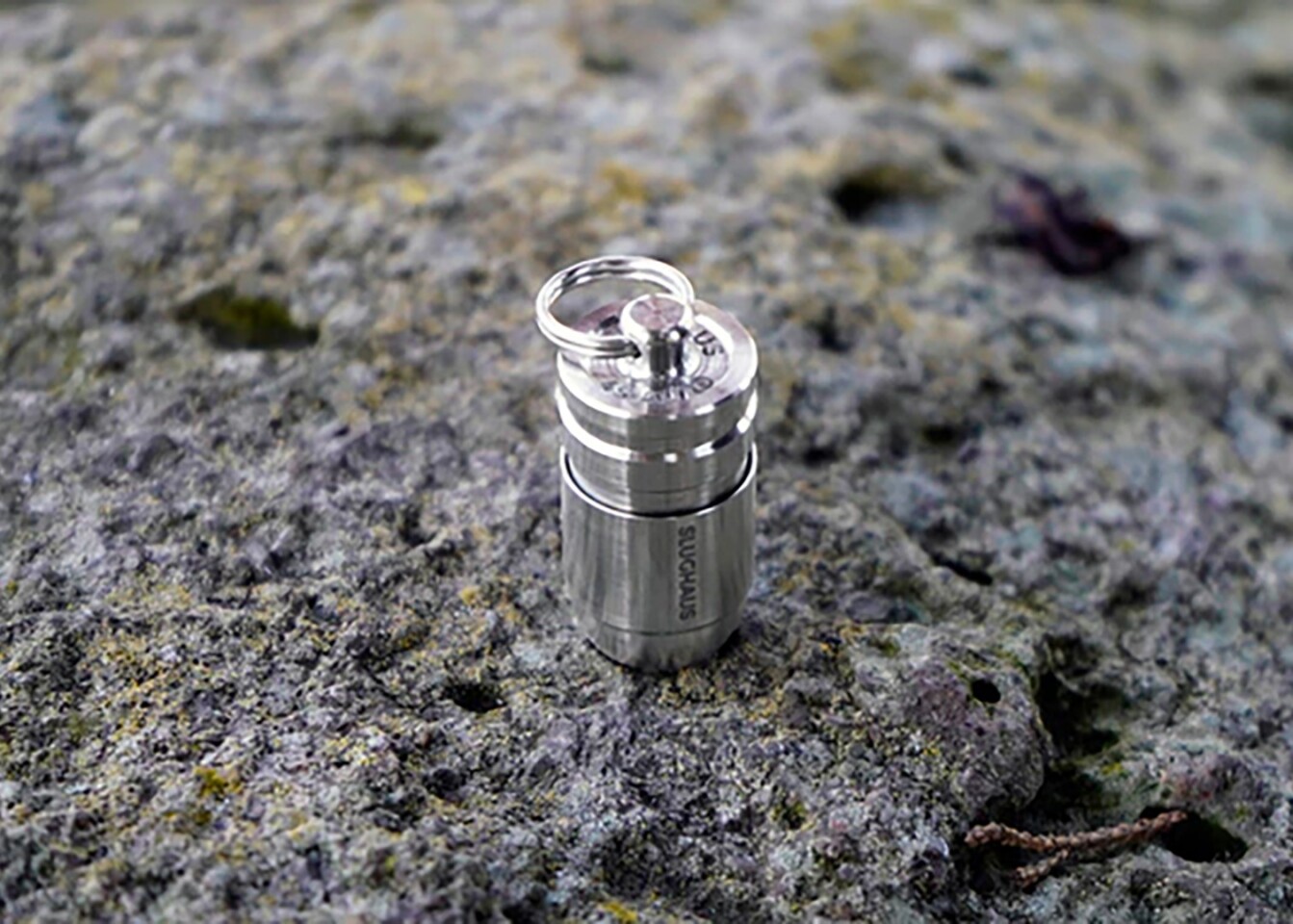 The Bull3t comes with a mini keyring and uses a simple twist to turn on