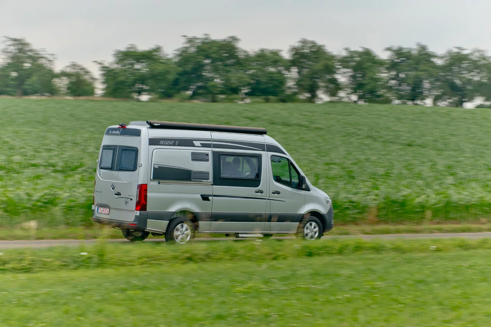 The Regent S measures 19 feet (5.9-m) in length