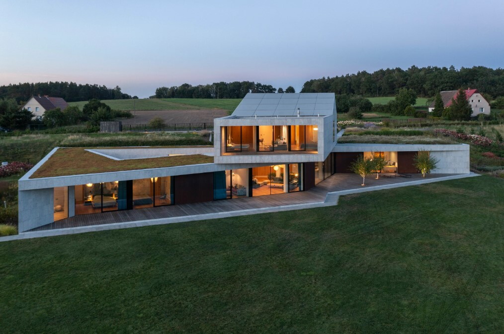 The home celebrates the connection between architecture and the natural world